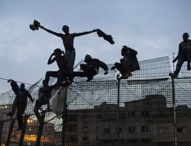 Θέουτα: Ισπανός συνοριοφύλακας σπάει το πόδι του προσπαθώντας να ανακόψει την εισβολή «μεταναστών» (φωτό, βίντεο)